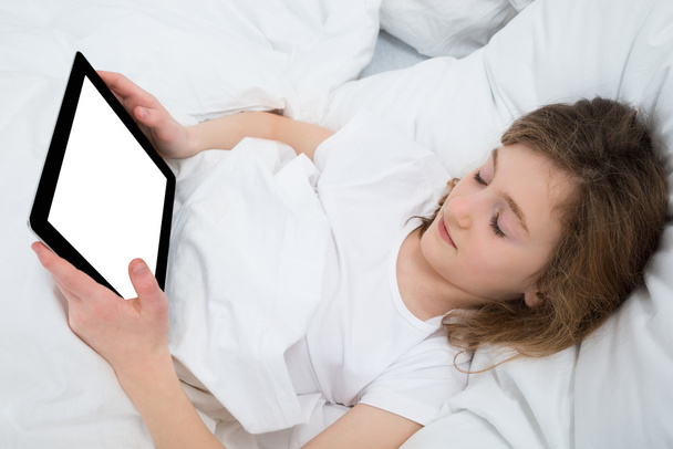 Girl In Bed Using Digital Tablet - Valokuva, kuva