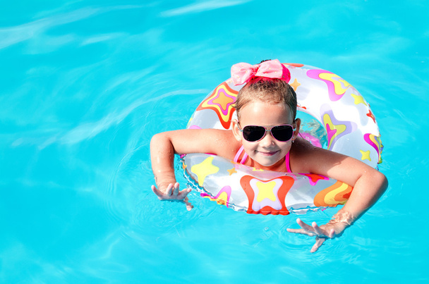 Smiling little girl in swimming pool  - Fotoğraf, Görsel