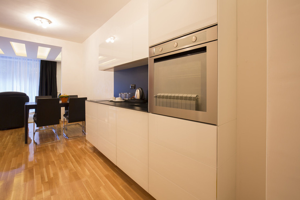 Кухня и обеденный стол в современной квартире
 - Фото, изображение
