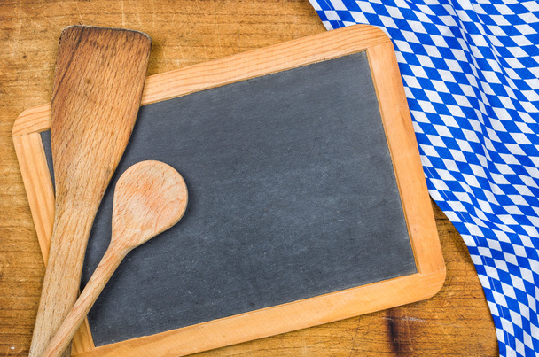 Houten lepels en schoolbord met een Beierse tafellaken - Foto, afbeelding