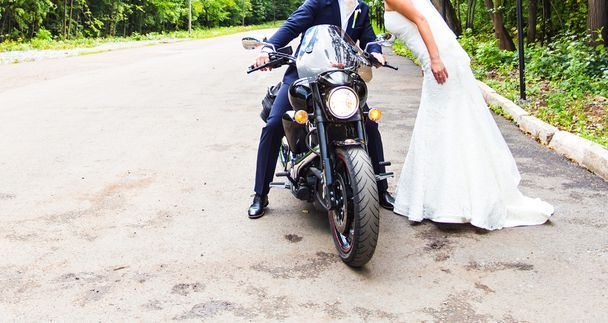 Esküvő házaspár motorkerékpár. - Fotó, kép