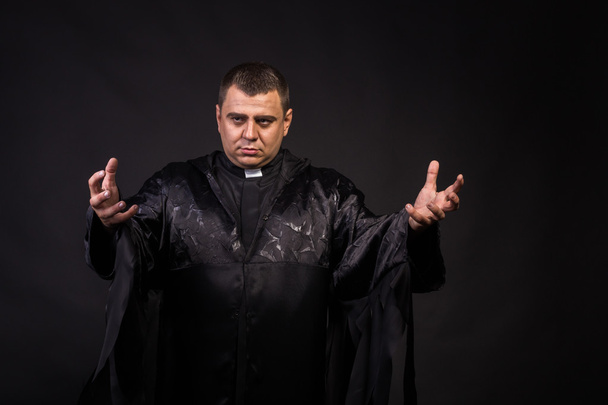 El actor desempeña el papel de sacerdote
 - Foto, imagen