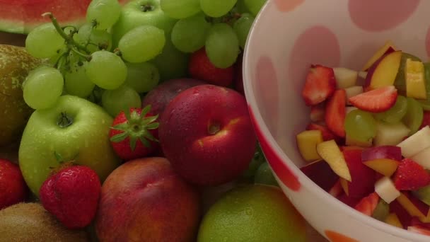 Verse fruitsalade op een plaat - Video