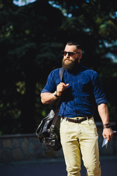 sakallı adam şehrin içinden yürür - Fotoğraf, Görsel