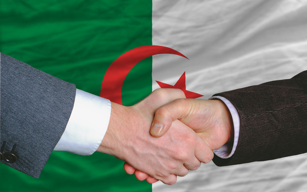 üzletemberek kézfogás után jó üzlet előtt Algéria zászló - Fotó, kép