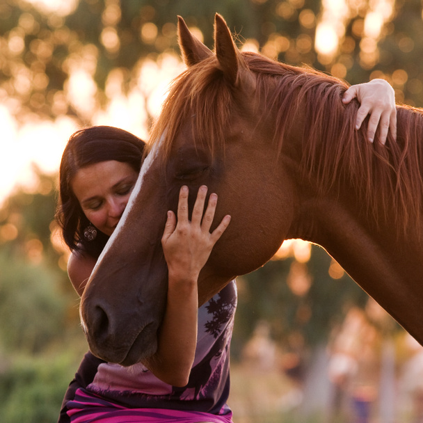 Ładne kobiety jest przytulanie i całując jej przystojny konia - Zdjęcie, obraz