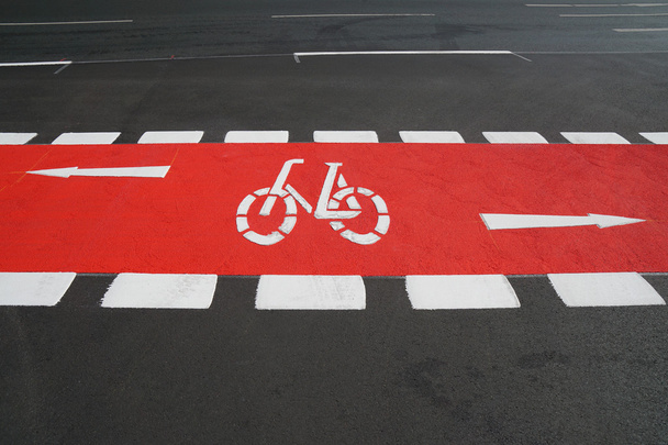 kırmızı boyalı bisiklet şeritli - Fotoğraf, Görsel