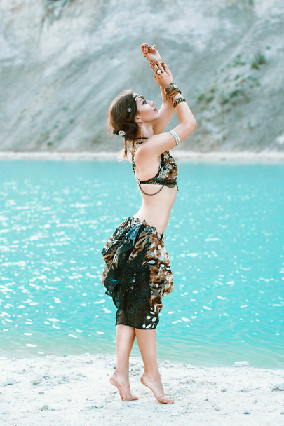Tribal tyyli nainen kaunis koruja seisoo rannalla
  - Valokuva, kuva