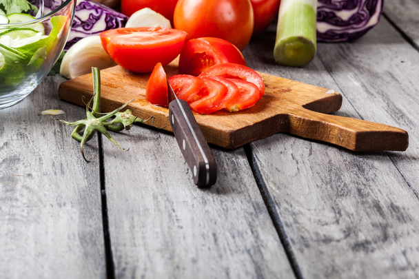 Chopped vegetables: tomatoes on cutting board - Foto, Imagen