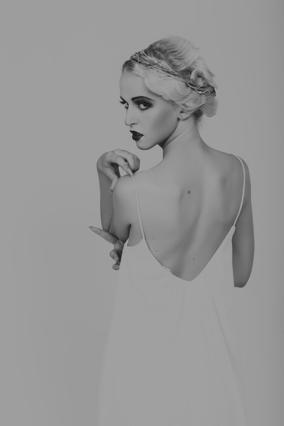 Портрет девушки в стиле ретро, винтажный
 - Фото, изображение