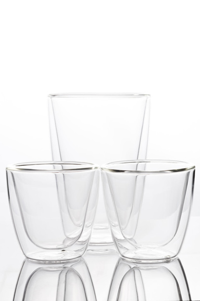 vidro transparente vazio no fundo branco
 - Foto, Imagem