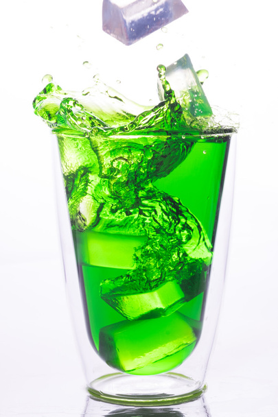 gota de hielo al vaso de agua verde
 - Foto, Imagen