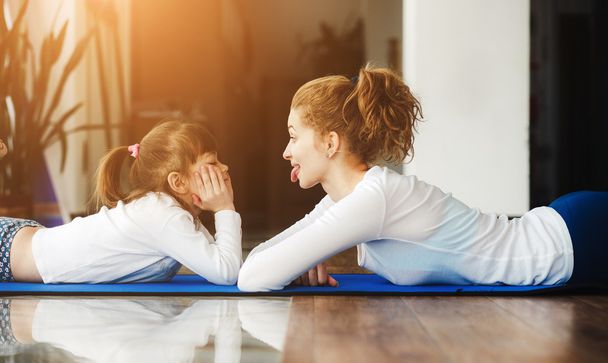 Mother and daughter have fun in the gym - Photo, Image