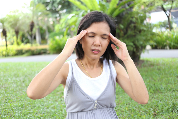 Tailandesa embarazada mamá tener dolor de cabeza
. - Foto, imagen