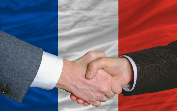 Gli uomini d'affari si stringono la mano dopo un buon affare davanti alla bandiera francese
 - Foto, immagini