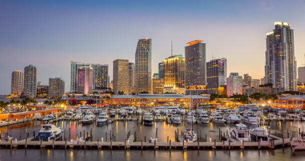 Panorama dello skyline di Miami al crepuscolo
 - Foto, immagini