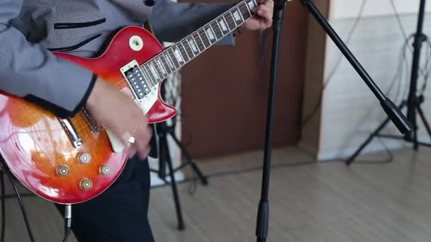 férfi gitározik - Felvétel, videó