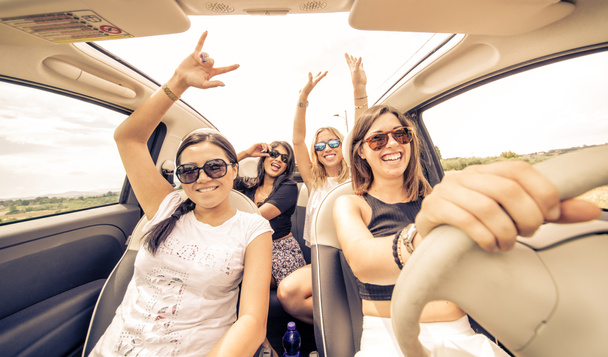 quatre filles conduisant dans une voiture décapotable et s'amusant
 - Photo, image