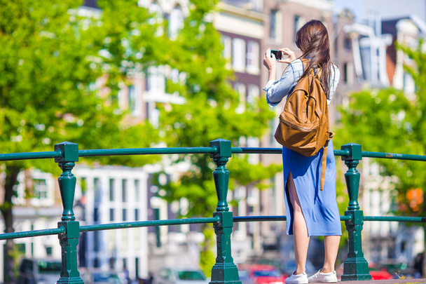 Nuori nainen turisti ottaa valokuvan kaunis näkymä Euroopan kaupunkiin mobiili älypuhelin kamera
 - Valokuva, kuva