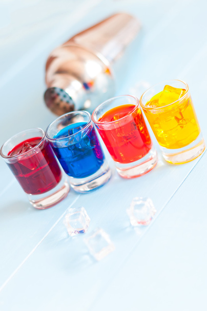 Коктейли - Цвет безалкогольных напитков со льдом на светлом фоне. Селективный фокус
 - Фото, изображение