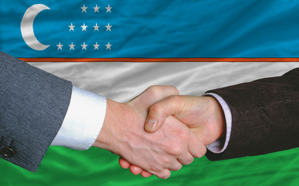 podnikatelé handshake po hodně před Uzbekistán fla - Fotografie, Obrázek