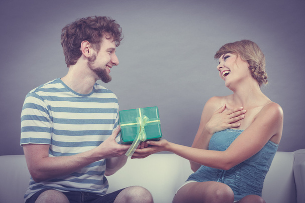 Young man giving woman gift box - Fotografie, Obrázek