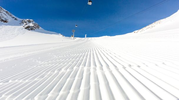 Groomed ski run at ski resort - Foto, afbeelding