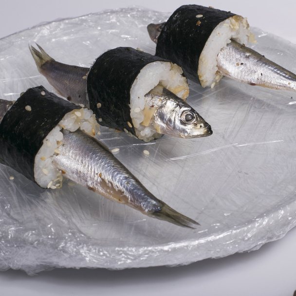 Tuore raaka eurooppalainen kilohaili moderni sushi lautasella muovista
 - Valokuva, kuva