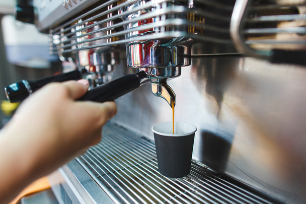 Barman parzenia kawy  - Zdjęcie, obraz