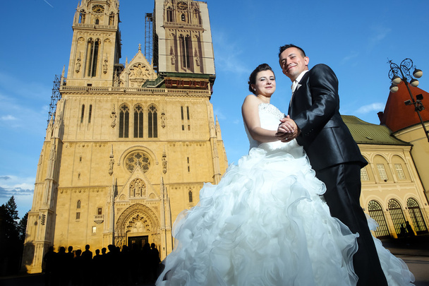 Nowożeńcy naprzeciwko katedry - Zdjęcie, obraz