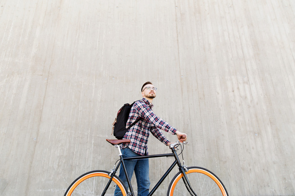 hipster άνθρωπος με σταθερό εργαλείων ποδήλατο και σακίδιο - Φωτογραφία, εικόνα