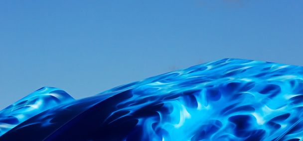 Μπλε αυτοκίνητο κουκούλα σχεδιασμό ουρανό - Φωτογραφία, εικόνα