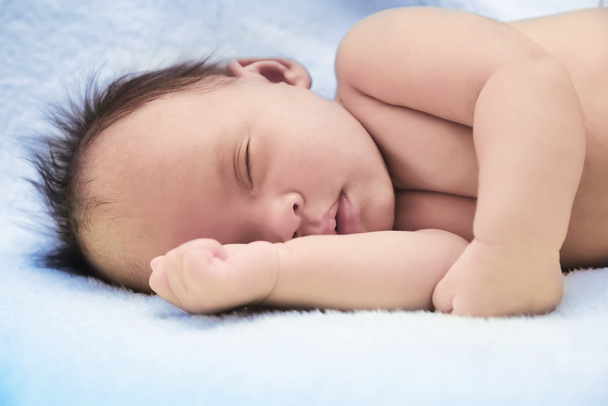 Békés baba alvás közben ágyon - Fotó, kép