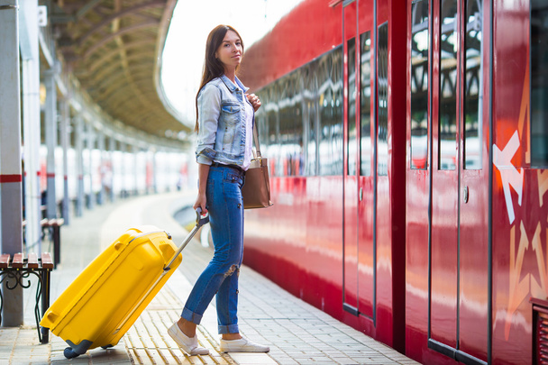 Chica joven con equipaje en la plataforma esperando a Aeroexpress
 - Foto, Imagen