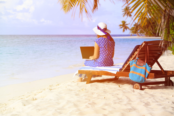 jovem mulher com laptop em férias tropicais
 - Foto, Imagem