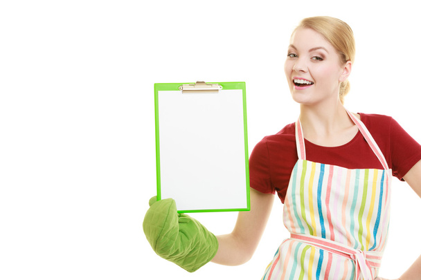 Housewife holding clipboard - Fotoğraf, Görsel