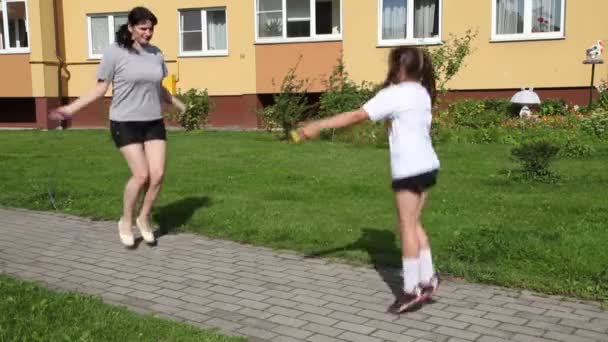 Anne ve kızı ile ipler atlama - Video, Çekim