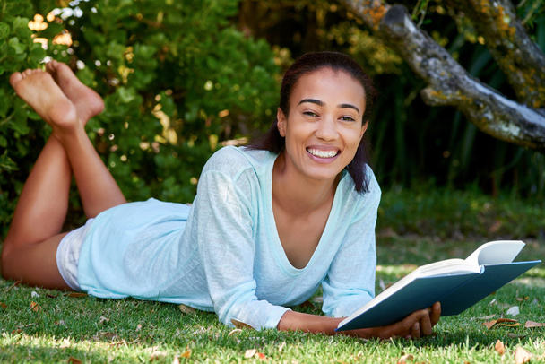 Portrait of beautiful woman with a book in the garden - Foto, Bild