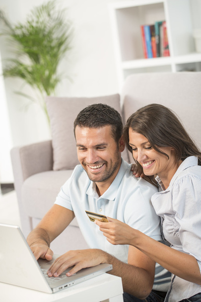 Couple using credit card to shop online - Valokuva, kuva