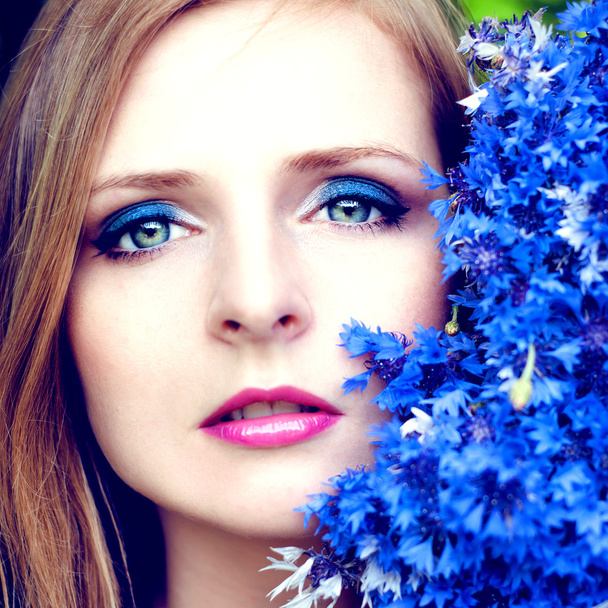 Blonde femme caucasienne tenant un bouquet de bleuet
 - Photo, image