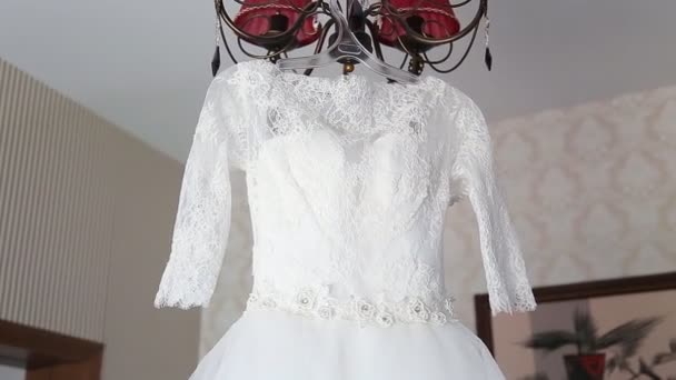 Luxus-Hochzeitskleid bereit für Braut. - Filmmaterial, Video