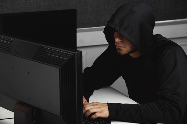 anonimowe Hacker z komputera  - Zdjęcie, obraz