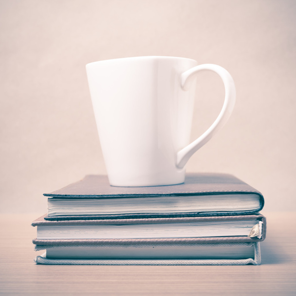 stack of book with coffee mug vintage style - Foto, afbeelding