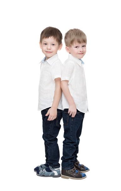 δίδυμα αγόρια, σε λευκά λινά πουκάμισα και τζιν - Φωτογραφία, εικόνα