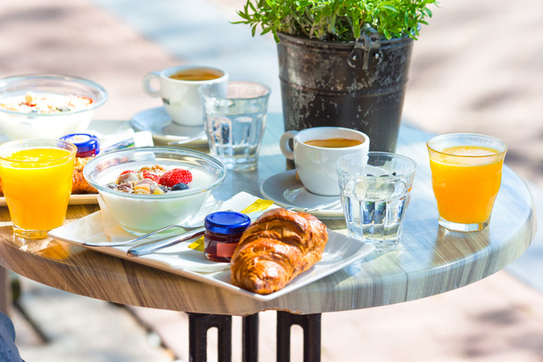 Свіжий і пихатий сніданок у кафе на вулиці в місті Юропії. - Фото, зображення