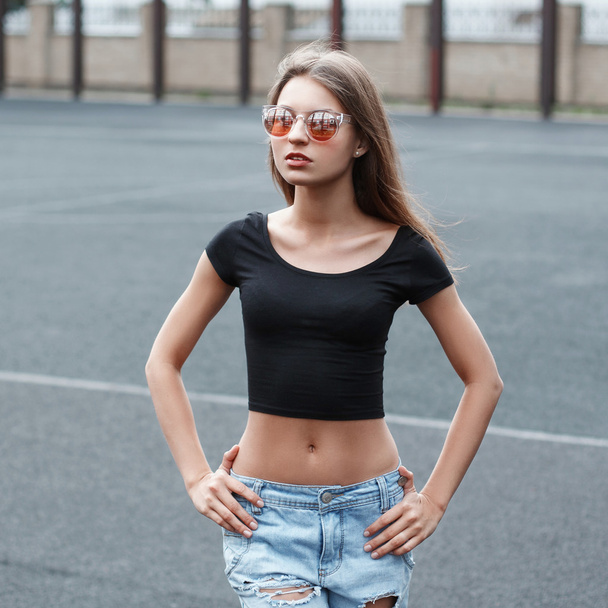 Outdoor-Modeporträt einer jungen hübschen Frau mit Sonnenbrille.  - Foto, Bild