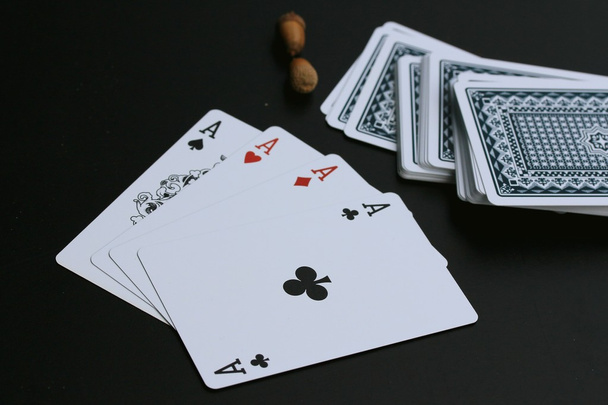 jugar a las cartas sobre fondo negro - Foto, imagen
