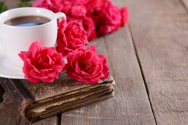 Old book with beautiful roses - Foto, afbeelding