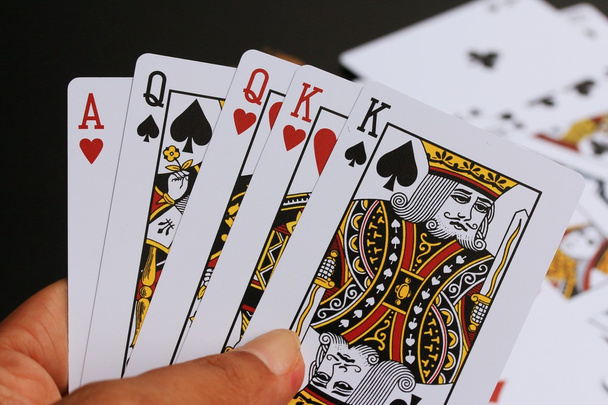 Siyah arkaplanda kart oynanıyor - Fotoğraf, Görsel