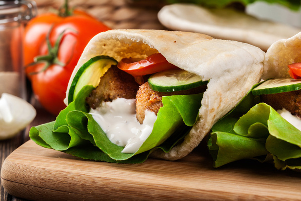 Pita bread with falafel and fresh vegetables - Фото, зображення